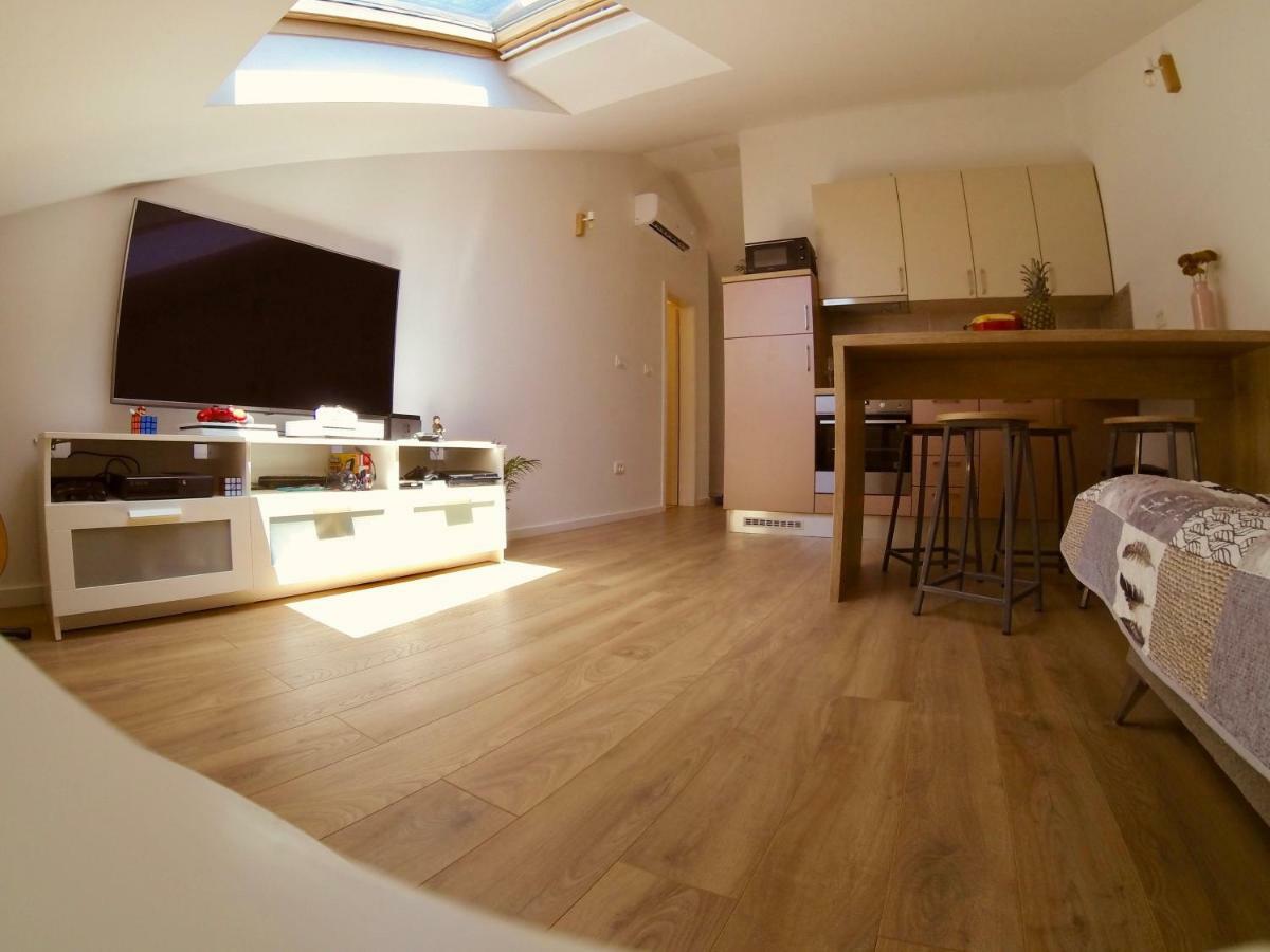 Geek Apartment Omiš Esterno foto
